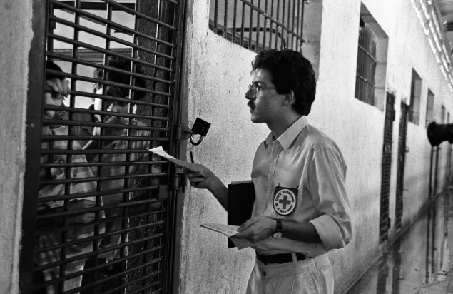 Juigalpa, Nicaragua. Delegado del Comité Internacional de la Cruz Roja visita a una persona privada de su libertad en un centro penitenciario EN 1950. 