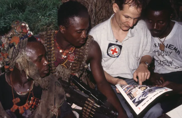 Sierra Leone. Difusión de los principios del Derecho Internacional Humanitario y de la Cruz Roja a miembros de milicias locales y a cazadores tradicionales de Kamajors.