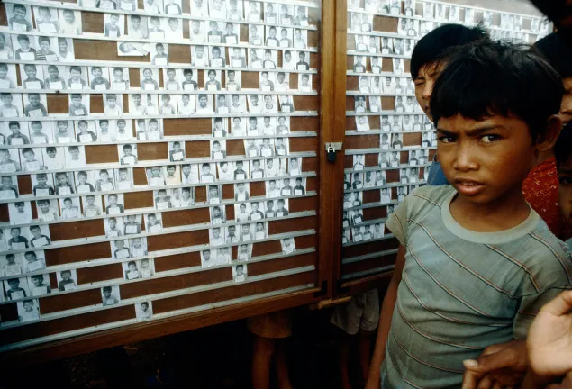 Tailandia. Fotos de niños separados de sus familias en la oficina de la agencia de Restablecimiento del Contacto entre Familiares del Comité Internacional de la Cruz Roja en un campo de refugiados en 1980.