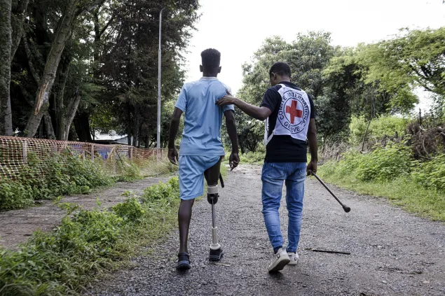 Tigray, Hospital de Shire. Un miembro del equipo de rehabilitación física del CICR ayuda a un paciente a practicar la marcha con su prótesis.