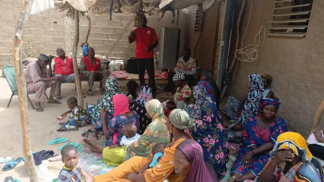 Malgré la destruction de leur village, certaines familles choisissent d'y rester