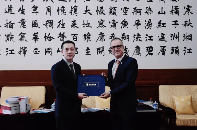 王晓东代表国家图书馆向红十字国际委员会颁发了感谢状。