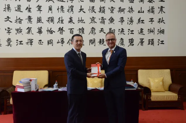 史德林代表红十字国际委员会向国家图书馆捐赠中英文图书资料共计100册。