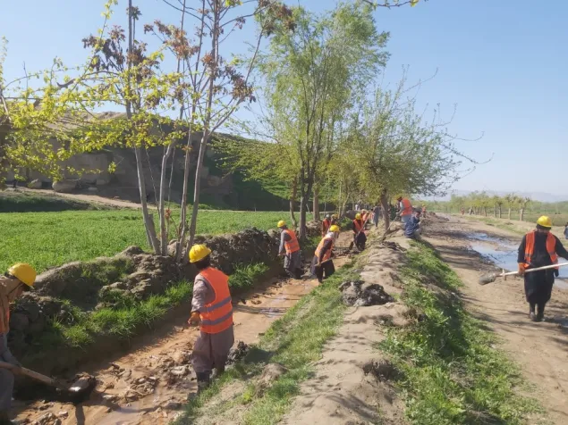 With ICRC’s support, 200 community workers in Zakhil village of Kunduz Province earned short-term income by repairing 8.5 km of irrigation canals & building 2 culverts which improved access to water for around 5,000 households.