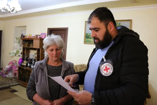 Harut officially hands over documents to the mother in Gndevaz, marking the successful completion of the ICRC’s support.