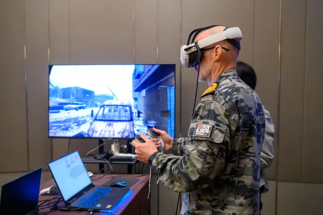A participant of the symposium explores the ICRC’s Virtual Reality Tool (VRT), one of the innovative technologies showcased to illustrate how digital tools can support humanitarian efforts and protection of civilians in armed conflict.
