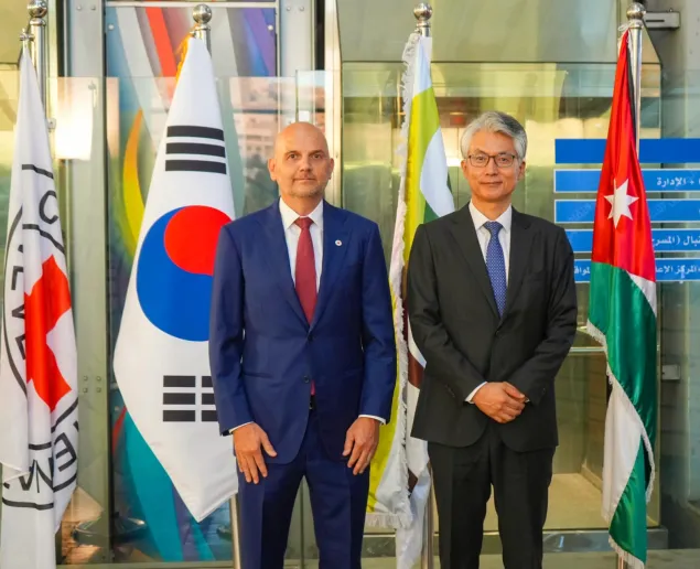Photo featuring the ICRC Head of Delegation and His Excellency, the Ambassador of the Republic of Korea