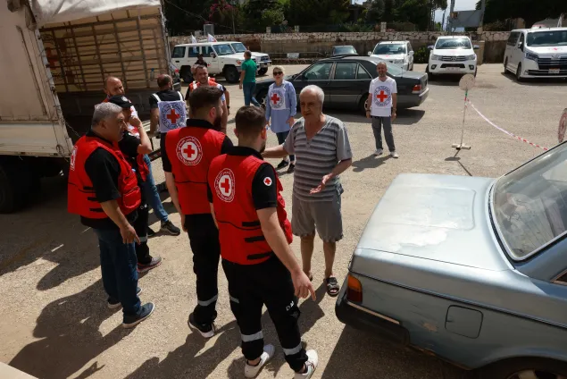 Lebanon, 2024. The ICRC, together with the Lebanese Red Cross, has launched a large humanitarian initiative to distribute food parcels to around 8,000 families across 55 regions within 5 kilometers range from the blue line in southern Lebanon.
