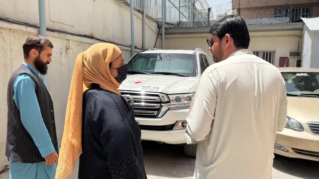 ICRC staff member Noor Wali Zadran [right] talks with Aziza [centre] and her neighbour, Khairullah [left]