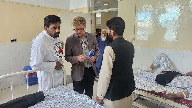 The ICRC team visits the wounded in Nangarhar Regional Hospital.
