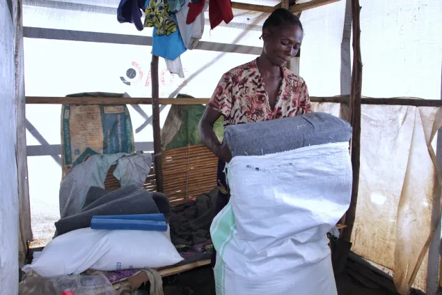 Photo d'une bénéficiare d'assistance du CICR en articles de ménage au Sud-Kivu, RD Congo