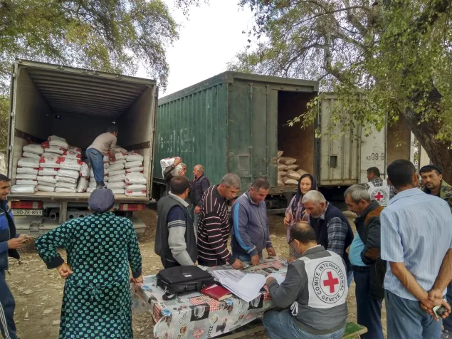  Agstafa district. With the support of the Azerbaijan Red Crescent Society, the ICRC staff of Barda Sub-Delegation distributes fertilizers to the residents of Tatli and Yaradullu villages to help increase harvesting. 