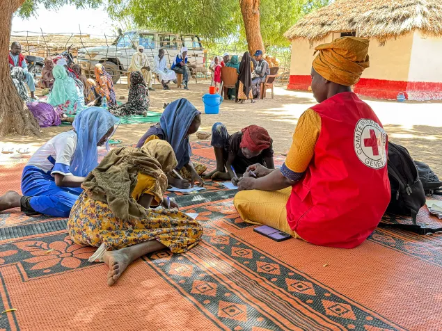 Des enfants réfugiés soudanais entrain de dessiner au centre d'écoute du CICR à Djabal