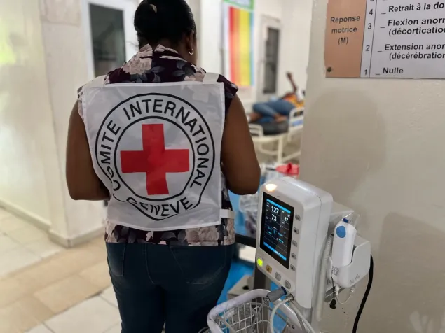 Une employée du CICR en visite à l’hôpital Saint Camille pour évaluer les besoins médicaux et renforcer la collaboration humanitaire. 