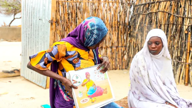 Une maman lumière entrain de faire une sensibilisation  Une maman lumière entrain de faire une sensibilisation