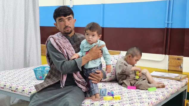Habiburahman with his daughter Mina Gul (in his arms) and his son Waseequllah (playing in the background) at the ICRC’s physical rehabilitation centre in Faizabad, Badakhshan.