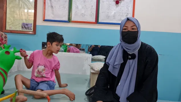 Abida Mohammadi with her daughter Zahra at the ICRC physical rehabilitation centre in Mazar-i-Sharif.