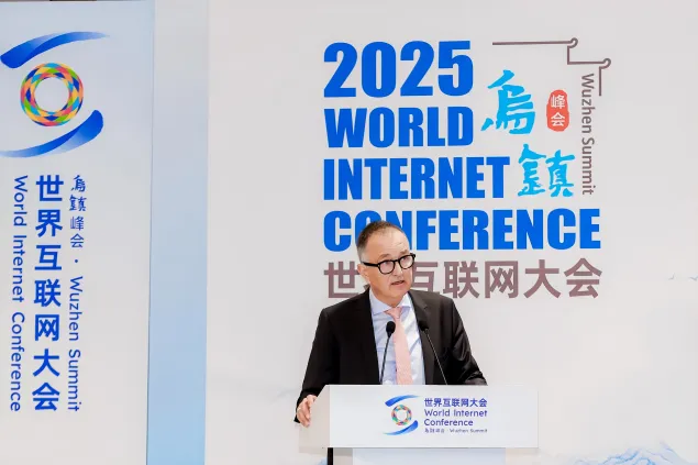 Balthasar Staehelin delivers a speech at 2025 World Internet Conference Wuzhen Summit.