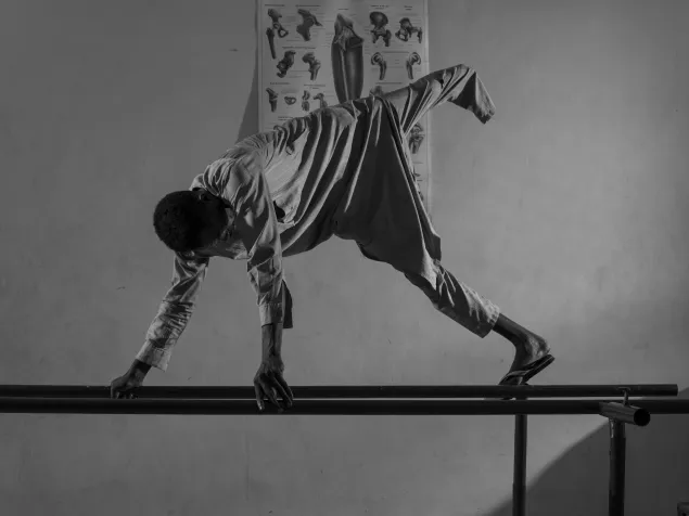 Issa Idriss Hassan, 43, trains on parallel bars at the ICRC-supported Physical Rehabilitation Center.