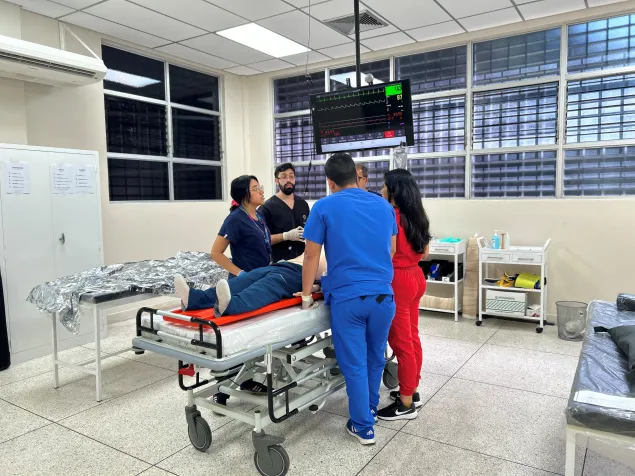 Estudiantes de Medicina durante un ejercicio en la sala de simulación del Módulo Docente en la Universidad de Carabobo, núcleo Aragua.