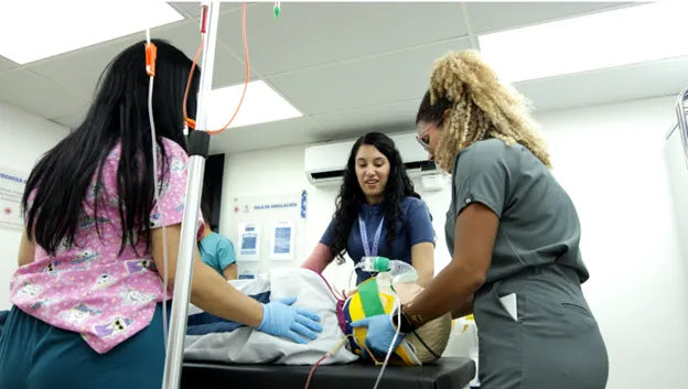 Estudiantes de Medicina durante un ejercicio en la sala de simulación del Módulo Docente en la Universidad de Carabobo, núcleo Aragua.