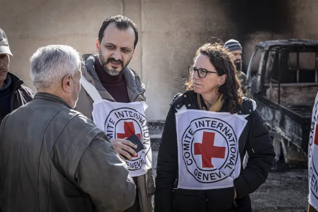 Gouvernorat d’Alep, Al-Khafsah. La directrice des opérations du Comité international de la Croix-Rouge (CICR), Yasmine Praz Dessimoz, visite la station de pompage d’eau faisant partie d'un réseau qui assure l'approvisionnement d'environ trois millions de personnes. CICR, 7 janvier 2025. 