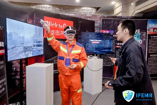 参会人员体验展览