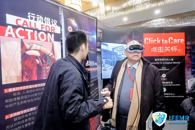 上海合作组织副秘书长索海尔·汗体验战场救援模拟。