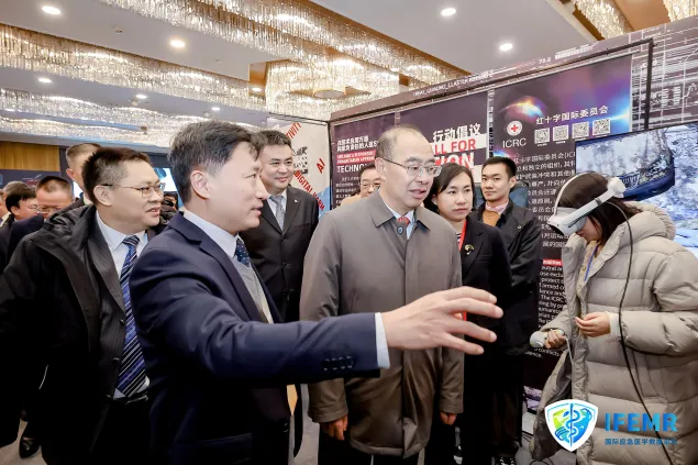 应急管理部副部长徐加爱先生参观展览。