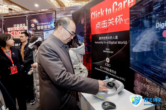 应急管理部副部长徐加爱先生参观展览。