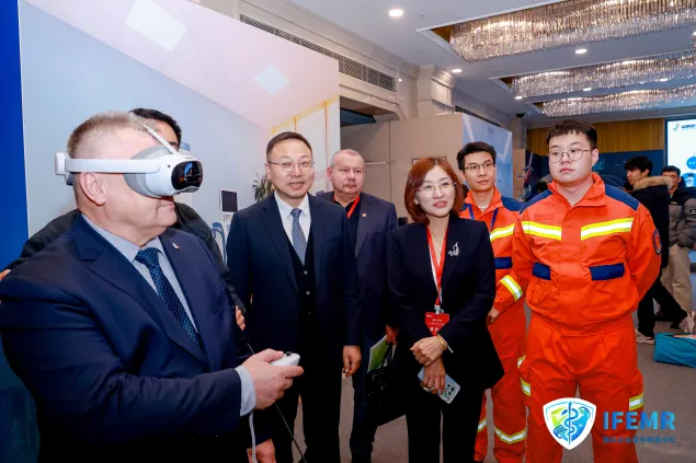 俄罗斯紧急情况部尼基福罗夫辐射与急救医学中心主任谢尔盖院士体验展览