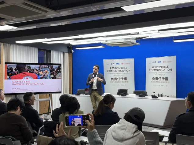 红十字国际委员会东亚地区传播主管巴昱华分享国际委员会应对有害信息的实践经验。