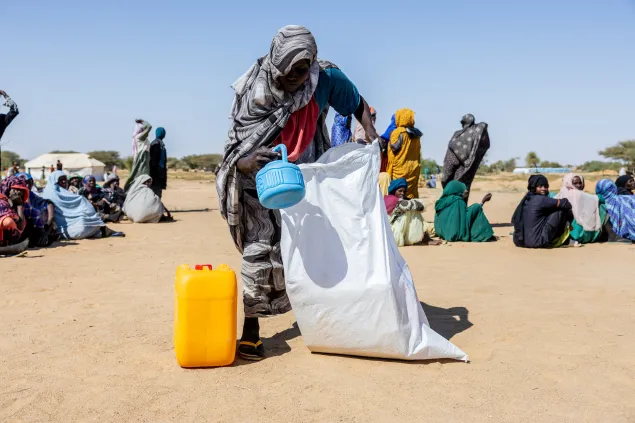 Sudanese refugees check the kit distributed by the ICRC at the entry point of Ouré Cassoni camp, Ennedi East, Chad, 23 November 2025.