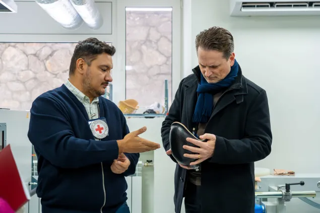 ICRC Director-General @PKraehenbuehl visited the ICRC-supported rehabilitation clinic at Kyiv Regional Clinical Hospital and saw first-hand the ongoing assistance provided by the hospital and ICRC staff to patients since its opening three months ago