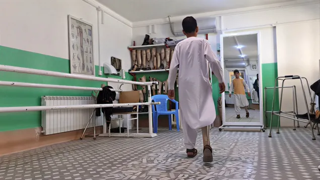 Mohammad Asif takes steps with his newly fitted artificial limb at the ICRC’s PRC in Herat. 