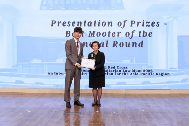 香港高等法院上诉法庭副庭长朱芬龄女士为获得最佳辩手称号的韩东国际法学院Dong Hyun Lee颁奖。