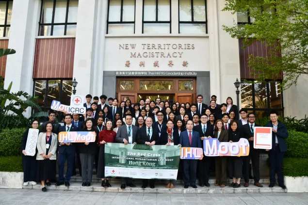 第24届亚太区红十字国际人道法模拟法庭比赛的参赛者拍照留念，为三日内完成28场模拟法庭辩论留下珍贵记录。