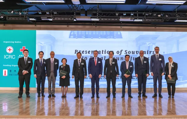 香港律政司国际法律专员太平绅士丁国荣博士（右五）与法官和嘉宾合照。