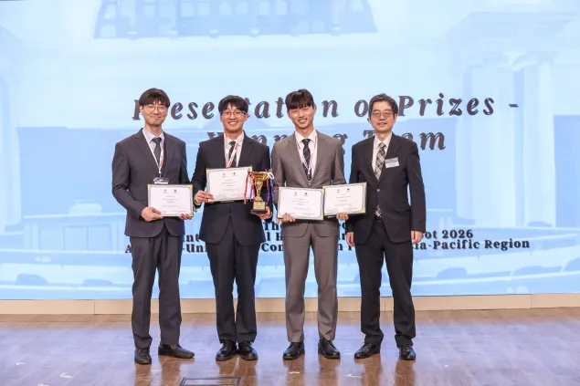 香港律政司国际法律专员太平绅士丁国荣博士（右一）为第24届亚太区红十字国际人道法模拟法庭比赛冠军韩东国际法学院代表队颁奖。