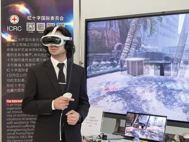 模拟法庭比赛参赛队员们通过佩戴VR眼镜，沉浸式体验战地撤离实景与数字困境下的角色情境