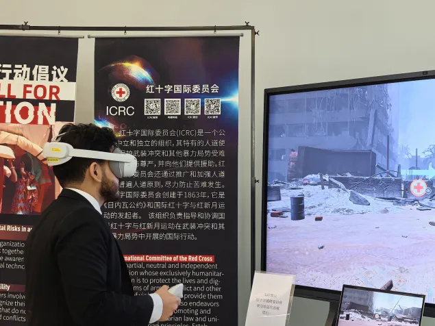 模拟法庭比赛参赛队员们通过佩戴VR眼镜，沉浸式体验战地撤离实景与数字困境下的角色情境