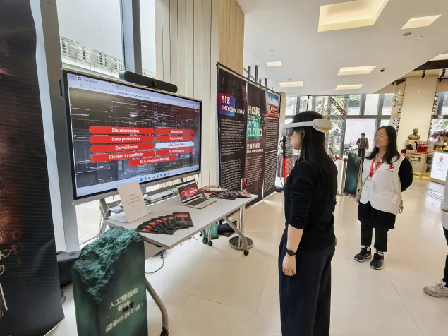 模拟法庭参赛队员佩戴VR眼镜，沉浸式体验战地撤离实景与数字困境下的角色情境。