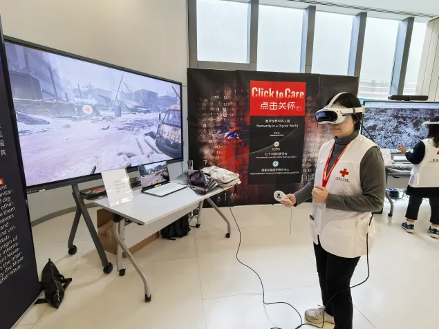 香港红十字会工作人员沉浸式体验战地撤离实景与数字困境下的角色情境。