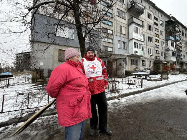 ICRC staff talks with Galina in Krasnohorivka.