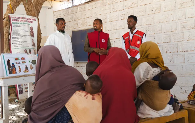 Mothers receiving nutritional talk at the Somali Red Crescent Society’s (SRCS) Howlwadaag clinic in Baidoa.