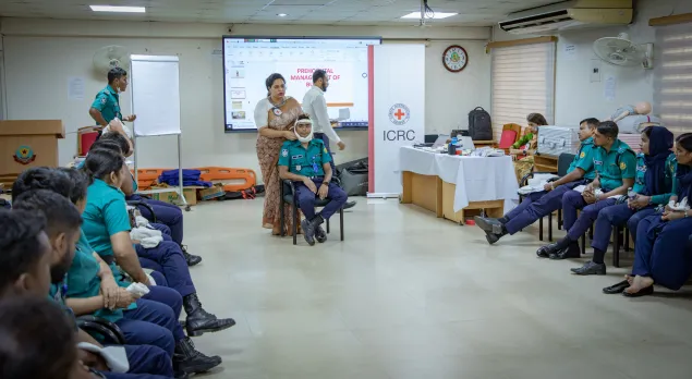 The ICRC, in collaboration with the Bangladesh Red Crescent Society, strengthened the emergency response capacity of Dhaka metropolitan police through Basic First Aid training and the provision of essential first-aid equipment.