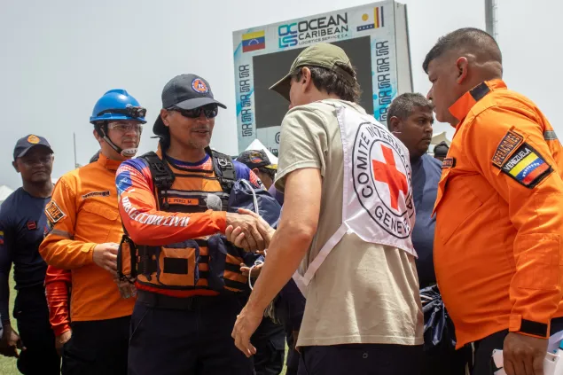 CICR entregó kits de higiene y equipos de protección personal a Protección Civil, bomberos y la Autoridad Única de La Guaira