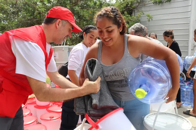 El CICR, la Cruz Roja Venezolana y la Federación, entregaron botellones de agua, kits de higiene, kits de limpieza y otros insumos a 130 familias de Ciudad Caribia en La Guiara.jpg