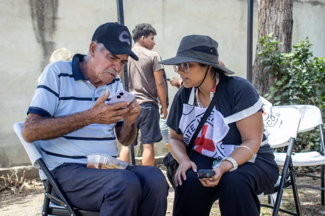 En-el-refugio-ubicado-en-el-Campo-de-Golf-de-Caraballeda--el-CICR-apoyo-la-labor-de-la-Cruz-Roja-Venezolana-con-servicios-de-conectividad-para-las-familias.jpg