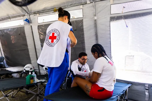 Voluntarios de la Cru Roja Venezolana atienden a una paciente en el Hospital de Campaña que se instaló en La Guaira luego de los terremotos ocurridos el 24 de junio de 2026.